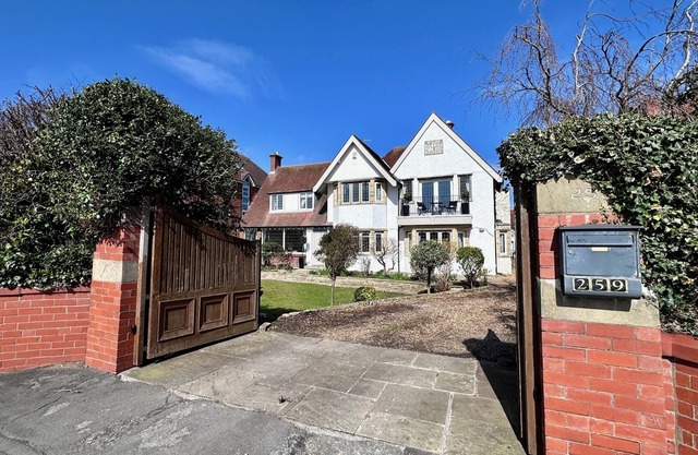 Lake & Sea view 20 metres away from beautiful promenade walk