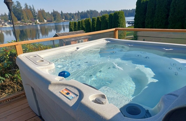 Accueil en bois rond au bord du lac Shoecraft