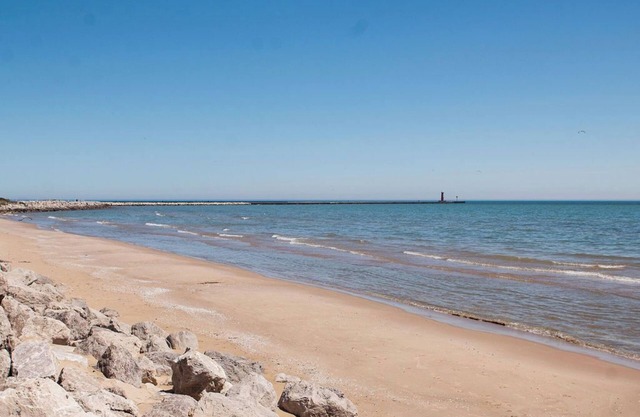 Lake Shore Retreat: Sleeps 8!