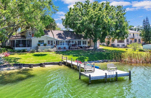 Lake Silver Retreat – Waterfront Pet Friendly Home w/ Dock, Kayaks & Legoland-Themed Room!