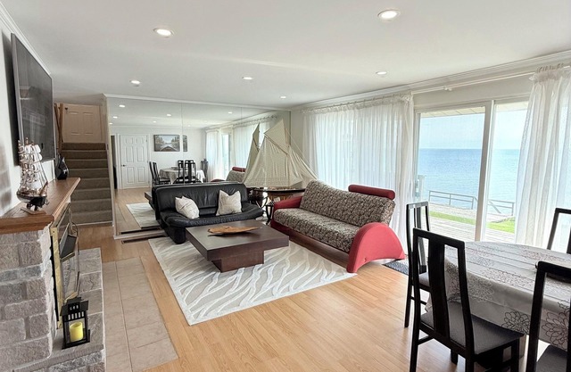 Lake Simcoe Waterfront Cottage – Family-Friendly All-Season Getaway!