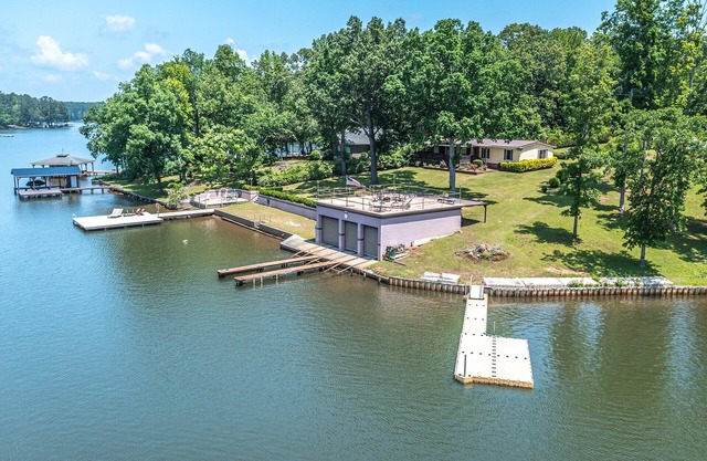 Island Creek Getaway + Party Pad avec magnifique lac et vue sur le coucher de soleil!