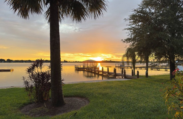 Lake Sirena Retreat 5 BR Waterfront Oasis w/Pool