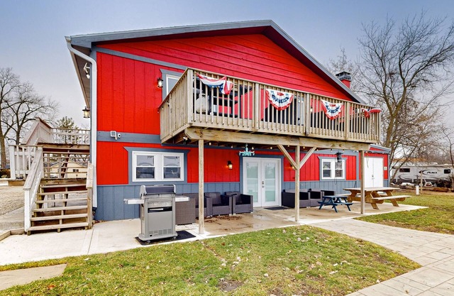 Dog-friendly updated lake stay with kayaks, water mats, boat launch, W/D, & AC