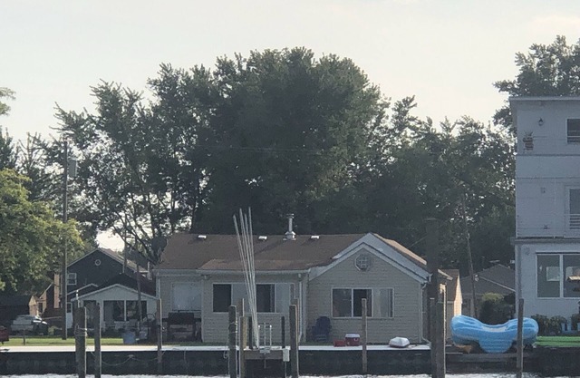 Lake StClair lake front hot tub ,1boat well , fishing ,paddle boards, kayaks ,