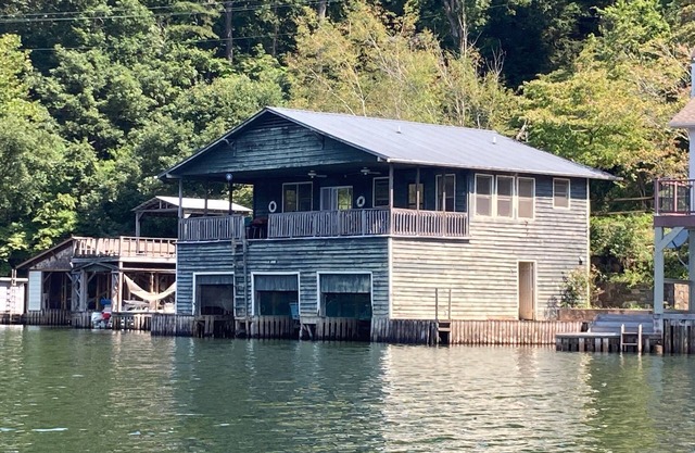 Lake Summit house and boathouse stocked with all the fun stuff.