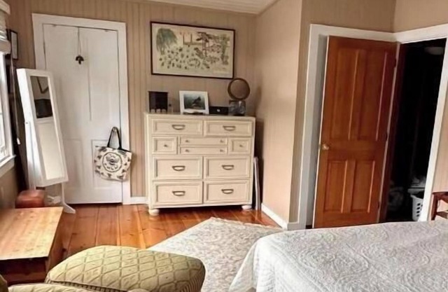 Kiki's 3-bedroom hideaway ON the lake with WiFi, AC in sunny Sunapee