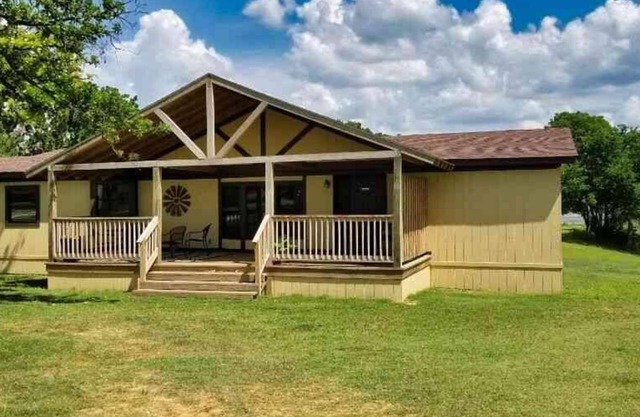 Lake Texoma Lakeside Cottage