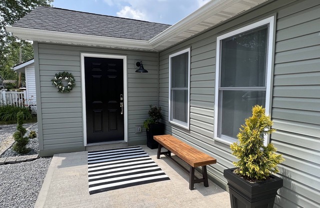 Lake Time Cottage Lake Milton OH: wifi, Netflix, gas fire pit, lake toys