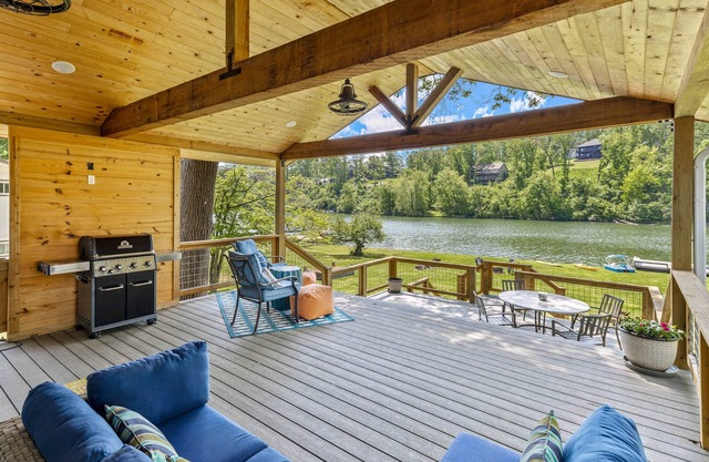 LAKE, TRAILS, & BEACH: Steps away from your doorstep! Hot Tub now open!