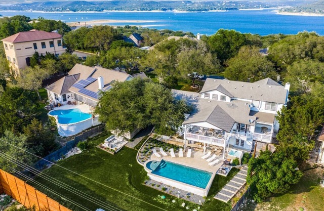 Brides: Stunning Pool, BBQ, Hot Tub, Pool House & Foosball in Lake Travis!