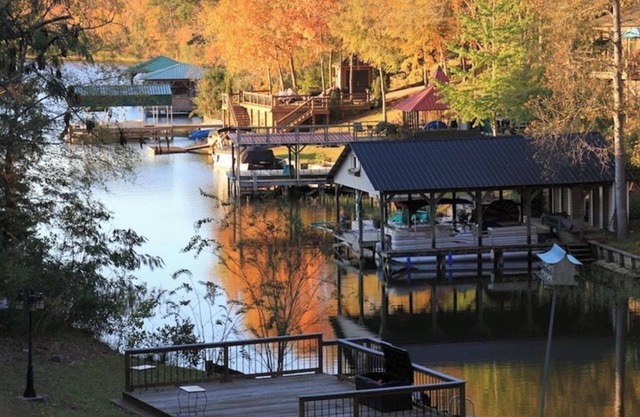 Lake Tuscaloosa Waterfront Home--great for friends, families, and Bama parents!