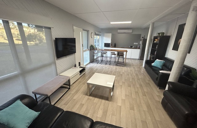 Lake Valley View Apartments; façade sur l'eau et récemment rénové sur bloc plat