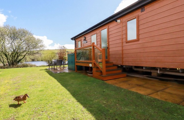 LAKE VIEW 10, pet friendly, country holiday cottage, with pool in Par