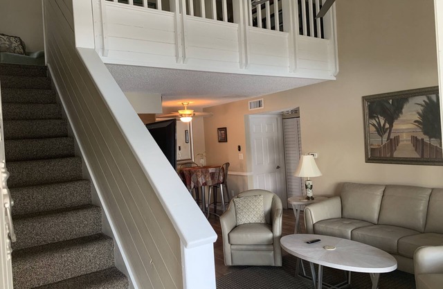 Vue sur le Lac 2 Bed 2 Bath Loft avec piscine, tennis, racquetball, billard. Aptitude