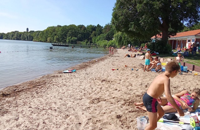 Lake view apartment, 2 free bicycles, pet friendly and next to the indoor swimming pool