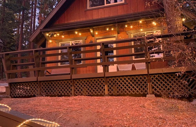 Cabine avec vue sur le lac dans les bois, Kings Beach, North Lake Tahoe