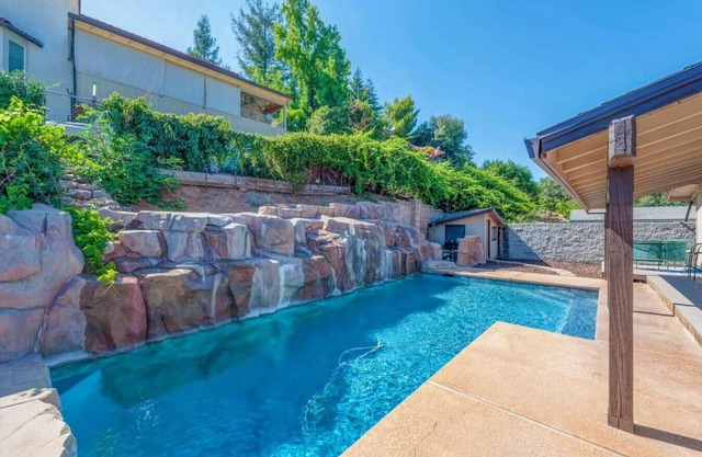 Magnifique maison avec vue sur le lac et piscine en cascade