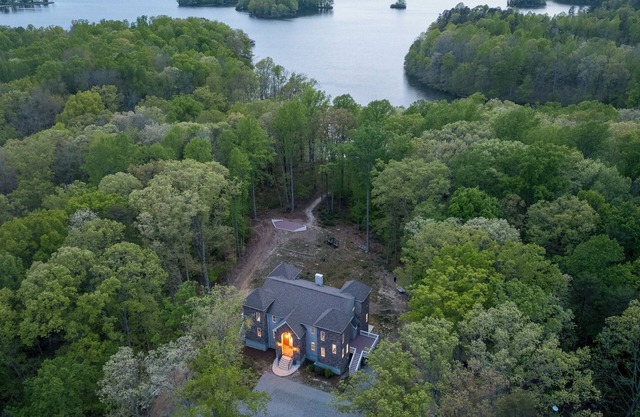 LAKE VIEW CASTLE RETREAT with LAKE ACCESS from Public Dock
