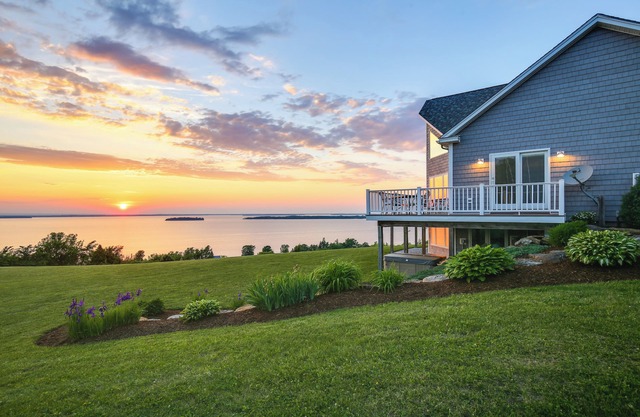Bord de l'eau du lac Champlain à la maison avec bain à remous et sauna!