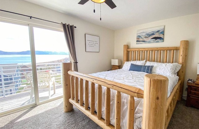 871 # 4 Lake View, 3 Level, 2 Bed, 3 Bath