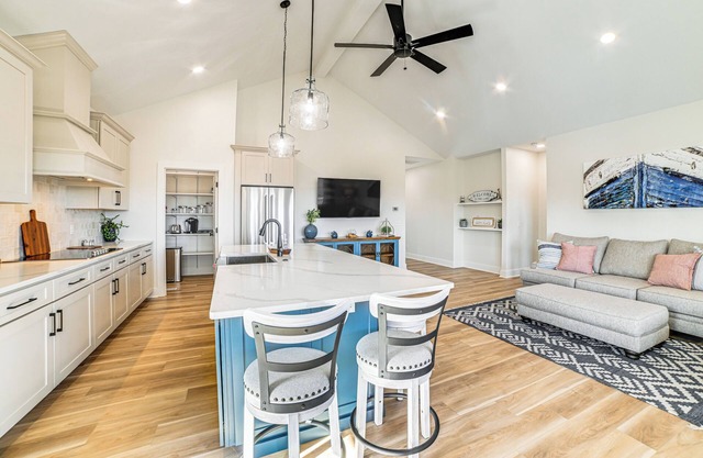 Lake View + Deck: Group Getaway in Grand Rivers!