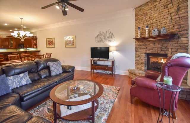 Lake-view ground-level condo with pool, jetted tub - walk to marina/restaurants