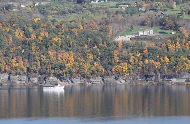 Accueil vue sur le lac sur une falaise surplombant le lac Seneca
