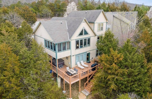 Lake View, Hot Tub, Fire pit, Gameroom w/ Pinball