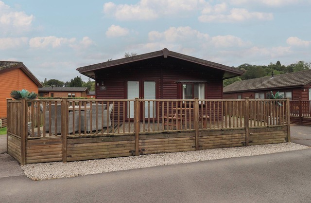 LAKE VIEW LODGE, pet friendly, with a garden in Windermere