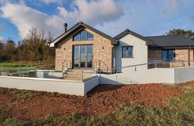 LAKE VIEW, pet friendly, luxury holiday cottage in Quintrell Downs