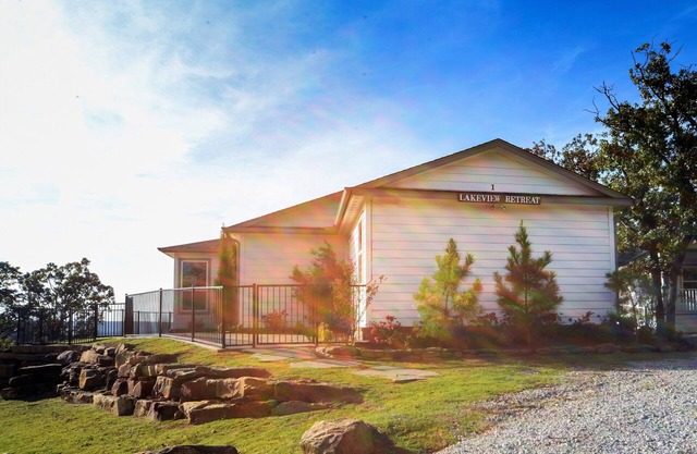 Luxueux chalet de trois chambres avec vue imprenable sur le lac!