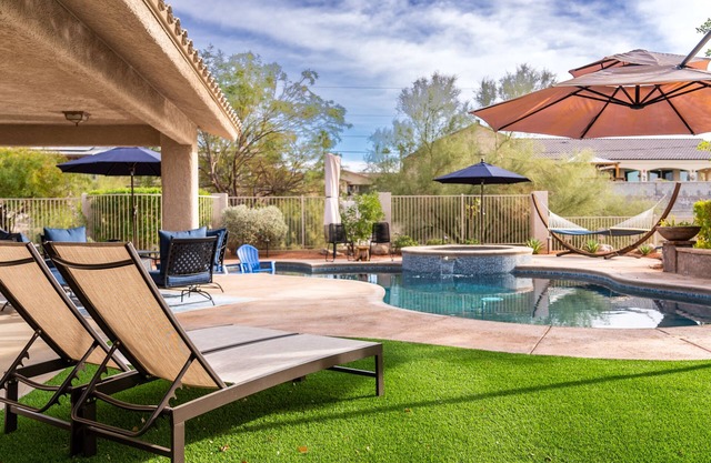 Lake View Tropical Oasis - Pool & Spa- RV Parking -AMAZING!