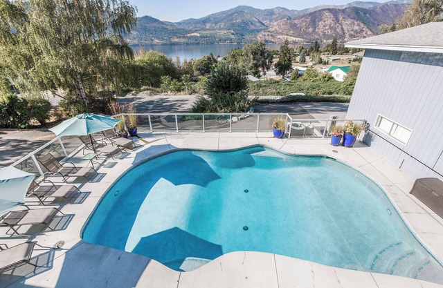 Accueil avec vue sur le lac Chelan avec terrasse panoramique, piscine privée et bain à remous! Animaux acceptés