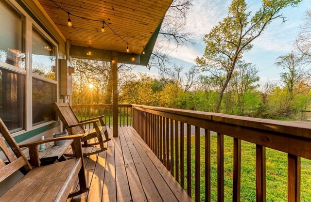 Lake View! Hot Tub. Dog Friendly. Pool. Park. Dock