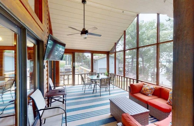 LAKE Views~Dock~FISH~Jacuzzi~Boat Rental service!