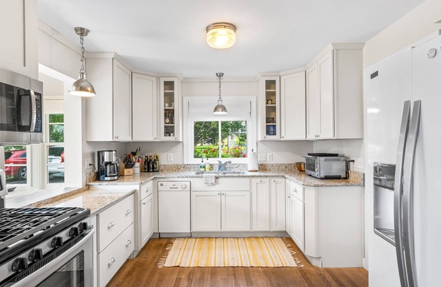 Lake views, in-ground pool, walk to town and restaurants