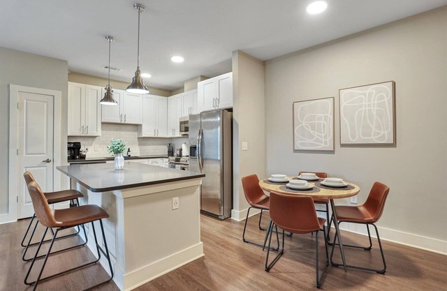Lake Views! Resort POOL! Game-Room! Free Parking! 8 Min to Savannah! Gym!