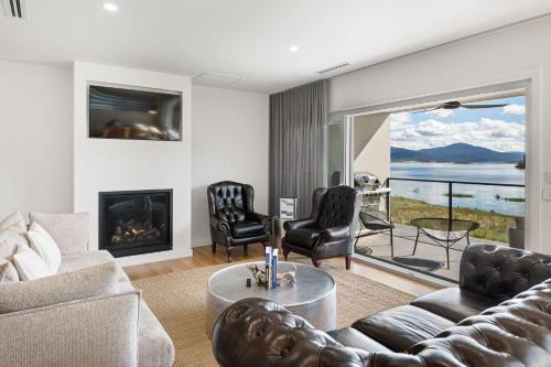 Lake Villavista - 4BR Luxury Townhouse l Pet Friendly l Lake Views l WiFi l BBQ