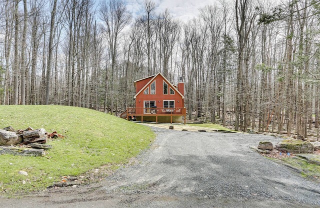Lake Wallenpaupack Fall Getaway w/ Deck!