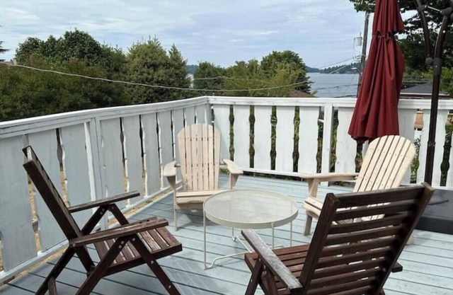 Lake Washington Retreat, Quiet Neighborhood w/View