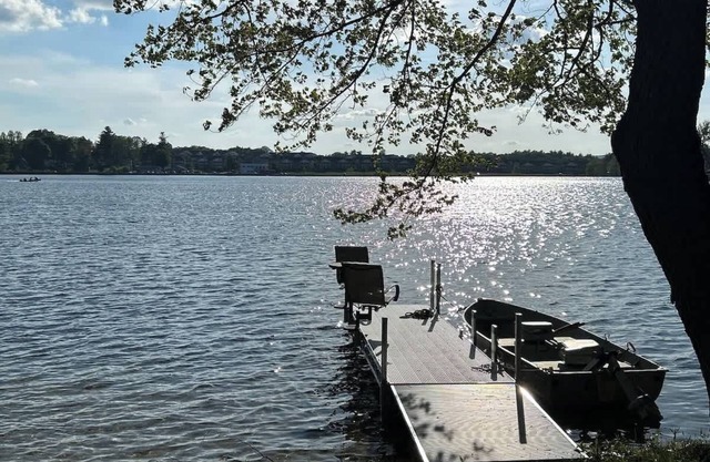 Lake Whalom peaceful half acre waterfront with dock, swimming. Min 31 nights.