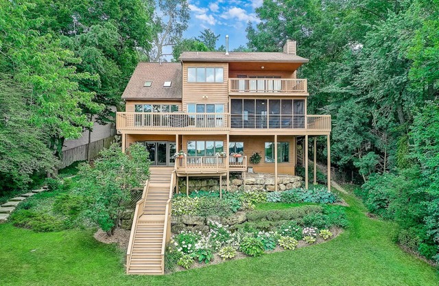 Lake Waubesa retreat! Lake living at its best- boat lift/ rental possible