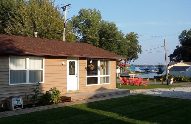 Lake Wawasee 2 Condo Condo sur la Manche comprend 1 glissade de bateau, 6 couchages, Fire Pit