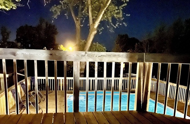 Lake Wawasee Escape: private pool, hot tub, pier, kayaks & paddleboat!!!