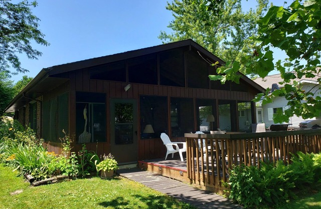Lake Wawasee Pet-Friendly Cottage avec ponton, foyer, 3 ponts, grand terrain