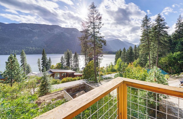 Lake Wenatchee Getaway w/ Water & Mountain Views!