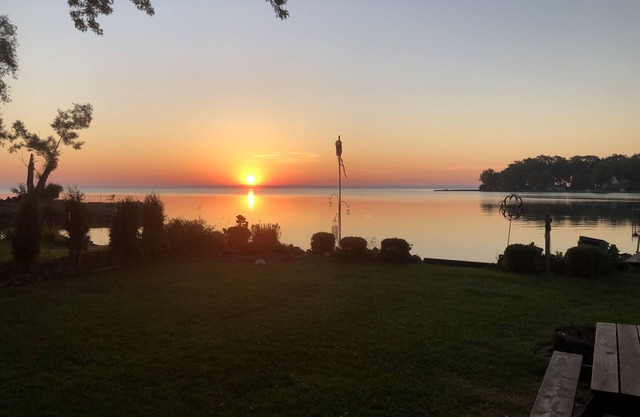 Lake Winnebago Water Front! NFL DRAFT!! Fishing! Boating! Quiet Bay! EAA!