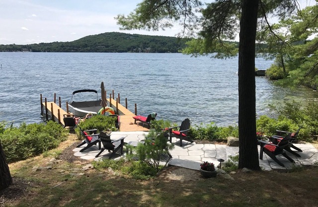Meredith Bay chalet au bord du lac avec crique privée et 300 'de façade du lac