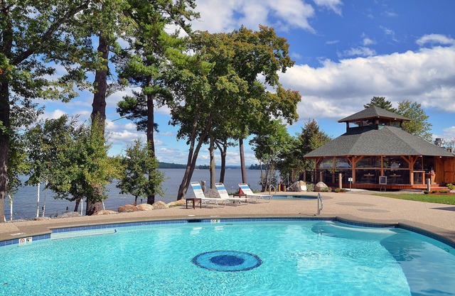 🏖 Propriété de luxe au bord de l'eau 🏖 Profitez de la piscine, du bain à remous, de la plage et du bar de plage